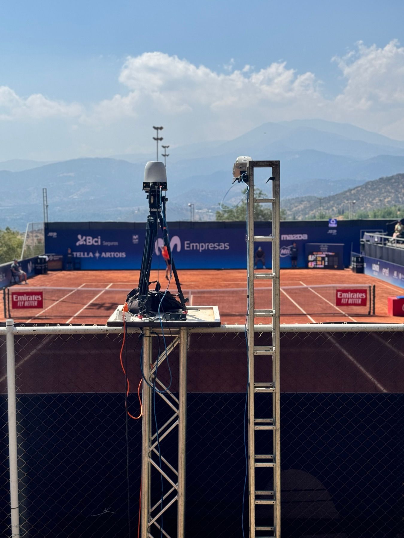 Antena y equipamiento de red montados sobre un mástil temporal junto a la cancha, con el cableado a la vista