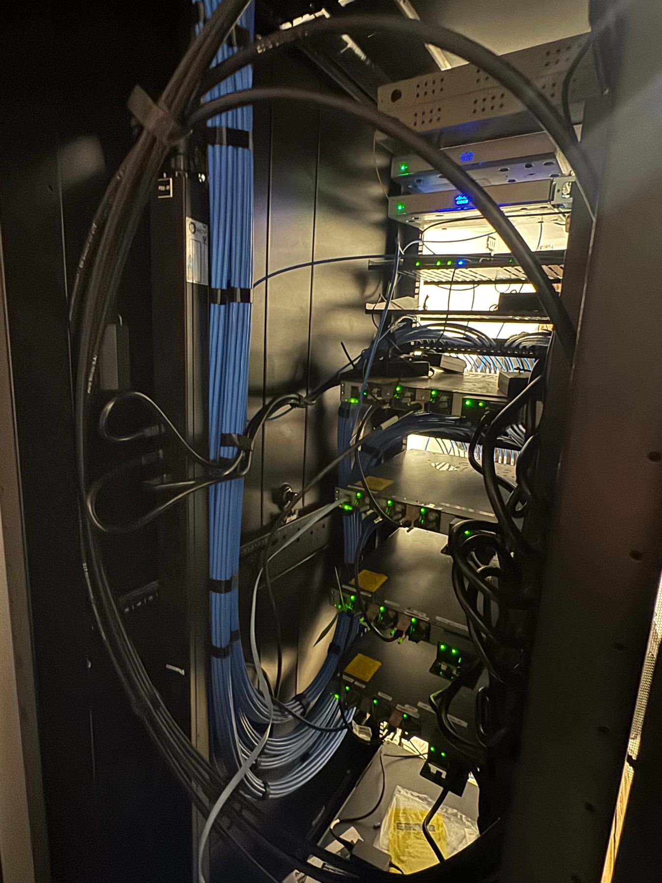 Interior del rack de comunicaciones con los equipos activos encendidos y el cableado ordenado