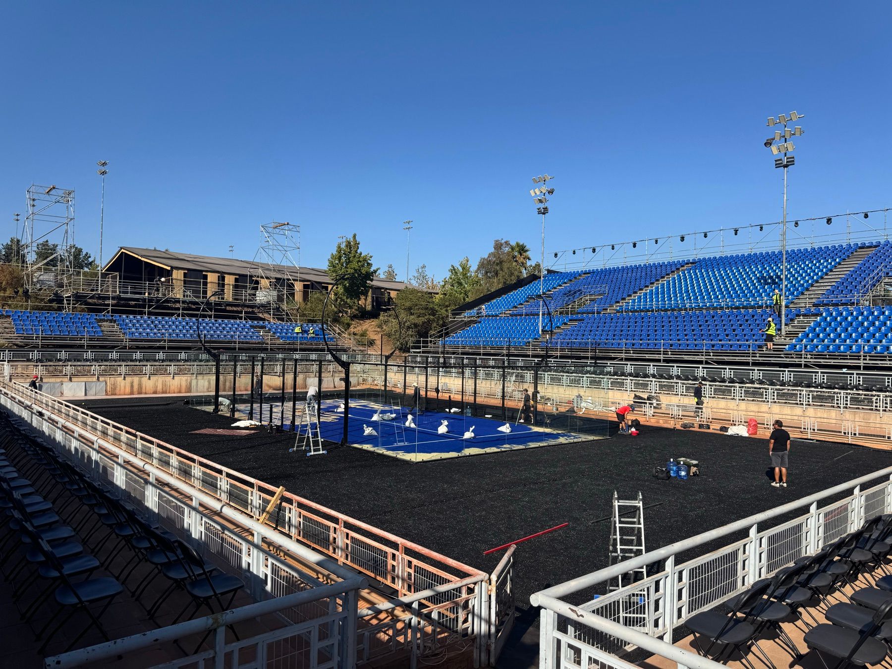 Montaje de un recinto deportivo: graderías, estructuras y cancha en preparación días antes del evento