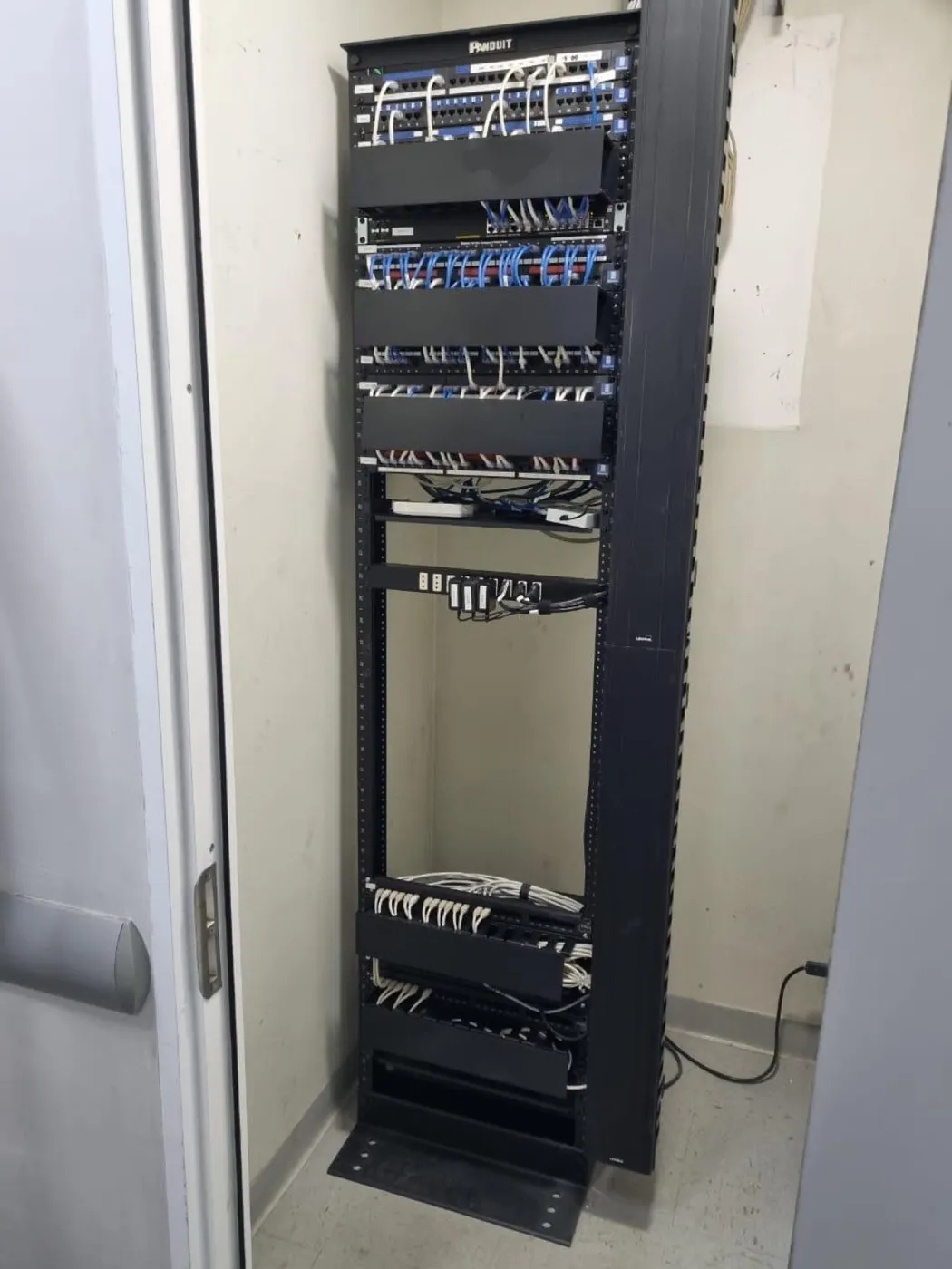 Rack ordenado, con los patch cords enrutados por los organizadores y cada puerto rotulado